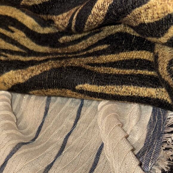 2 Michael Kors Scarf Bundle - 2 Scarves Bundle - Picture 5 of 6